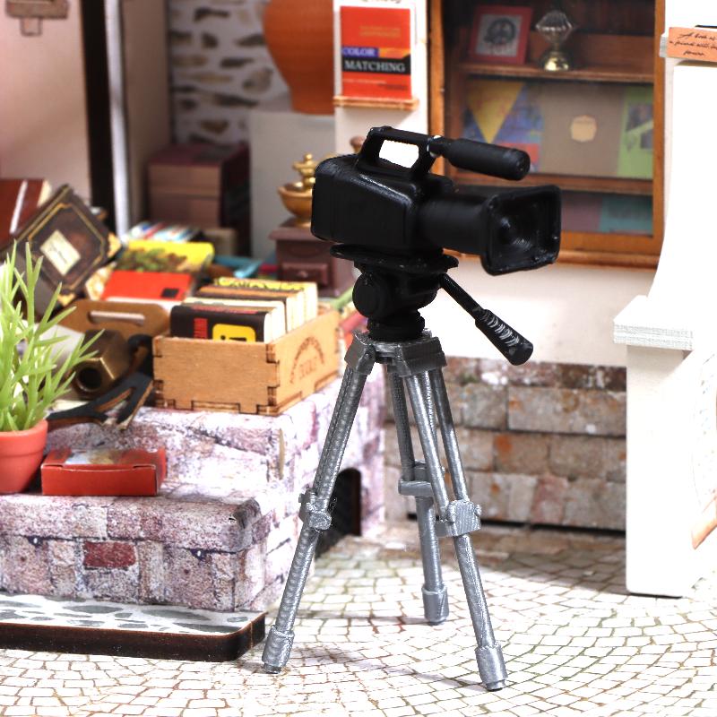 Photography Camera - ขาตั้งกล้องวิดีโอขนาดเล็ก รุ่น 1:12 สำหรับตกแต่งบ้านตุ๊กตา อุปกรณ์ประกอบฉากถ่ายภาพ ของตกแต่งบ้านตุ๊กตา